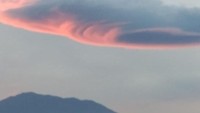 Foto tersebut memperlihatkan gumpalan awan putih berada di tepat di atas puncak Gunung Lawu. Foto : FB ViDiaa Deaa.