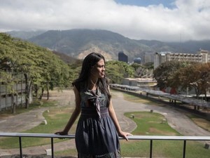 Perempuan Muda Ungkap Alasan Tetap Setia pada Nicolas Maduro