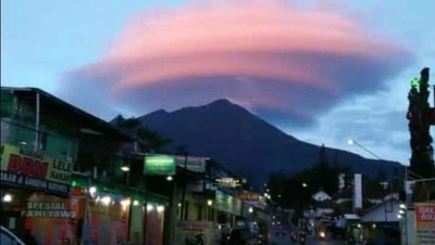 Viral Gunung Lawu Bertopi Awan Nan Indah