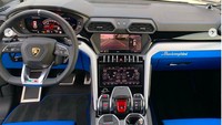 Untuk bagian interior juga tidak lupa dipermak, yakni dengan sentuhan kulit berwarna biru cerah yang dikawinkan dashboard abu-abu. Foto: dok. Instagram (cadetailstudio)