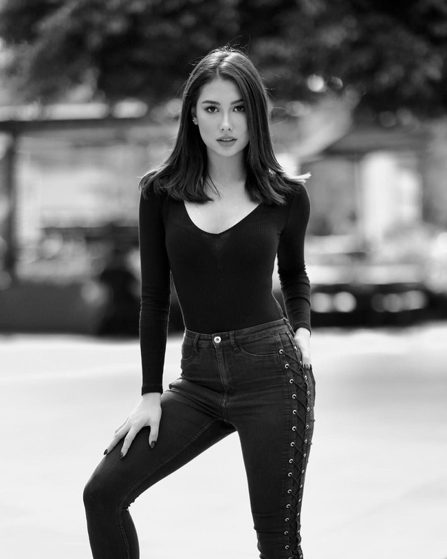 Dalam situs resmi Puteri Indonesia diketahui Frederika Alexis Cull aktif melakukan kegiatan sosial. Saat bencana tsunami menimpa Lampung, Frederika mengunjungi tempat-tempat di daerah tersebut yang terdampak gelombang tinggi air laut. Foto: Dok. Instagram