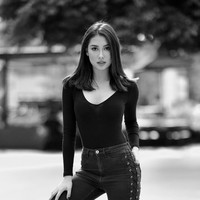 Dalam situs resmi Puteri Indonesia diketahui Frederika Alexis Cull aktif melakukan kegiatan sosial. Saat bencana tsunami menimpa Lampung, Frederika mengunjungi tempat-tempat di daerah tersebut yang terdampak gelombang tinggi air laut. Foto: Dok. Instagram