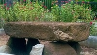 Salah satunya adalah Dolmen. Benda peninggalan zaman megalitikum ini berbentuk meja batu yang terbuat dari batu monolith besar. Dolmen berfungsi sebagai tempat menaruh sesajen untuk pesembahan pada arwah leluhur. (Chuk Shatu W/detikcom)