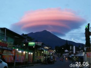 Ternyata Awan Mirip Piring Terbang di Lawu Itu Awan Topi