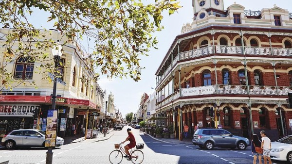 Fremantle adalah kota pelabuhan dengan banyak bangunan bersejarah. Di sana ada Fremantle Market untuk wisatawan yang suka berburu suvenir dan Capuccino Street untuk wisata kuliner (Tourism Western Australia)