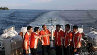Sebanyak 6 pegawai BRI dengan posisi sebagai teller bank yang bertugas di kapal Teras BRI Bahtera Seva 1 yang mengarungi  Kepulauan Seribu.