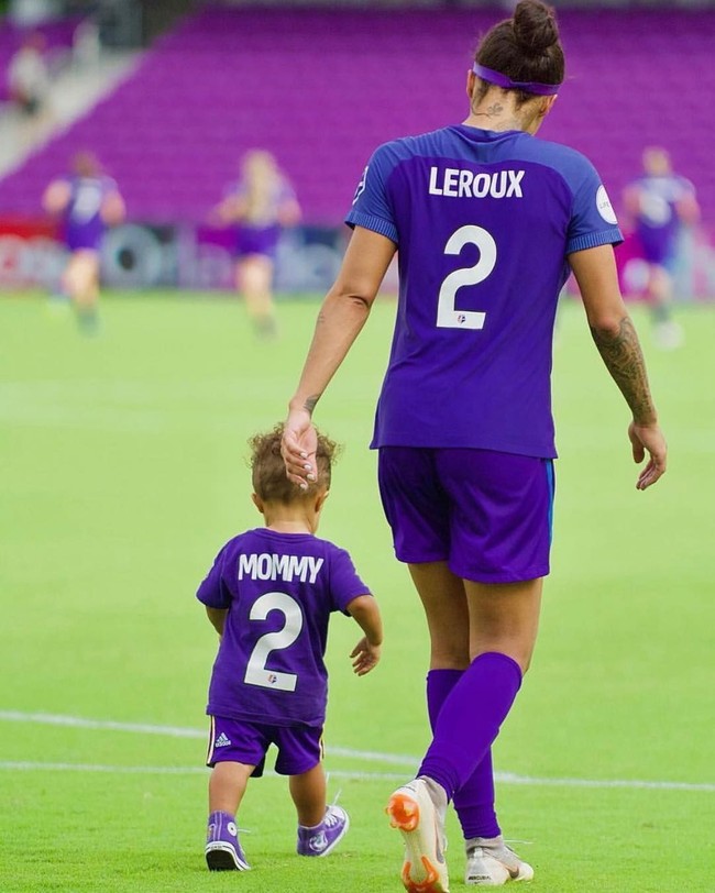 Aku tidak menempatkan diriku pada situasi di mana bola bisa memantul atau aku bisa terpukul. Tidak ada lari dengan intensitas tinggi dan aku mendengarkan dokter kehamilanku (yang tahu lebih dari orang-orang di Twitter yang menyuruhku apa yang tidak seharusnya aku lakukan dengan tubuhKU), tulis pemenang Piala Dunia 2015 tersebut. pertFoto: Instagram @sydneyleroux