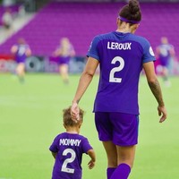 Aku tidak menempatkan diriku pada situasi di mana bola bisa memantul atau aku bisa terpukul. Tidak ada lari dengan intensitas tinggi dan aku mendengarkan dokter kehamilanku (yang tahu lebih dari orang-orang di Twitter yang menyuruhku apa yang tidak seharusnya aku lakukan dengan tubuhKU), tulis pemenang Piala Dunia 2015 tersebut. pertFoto: Instagram @sydneyleroux