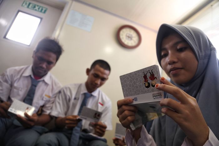 Sania, pelajar SMAN 69 Pulau Pramuka membuka rekening SimPel di Teras BRI Kapal Bahtera Seva I (Foto: Pradita Utama/detikcom) Sania, pelajar SMAN 69 Pulau Pramuka membuka rekening SimPel di Teras BRI Kapal Bahtera Seva I (Foto: Pradita Utama/detikcom)