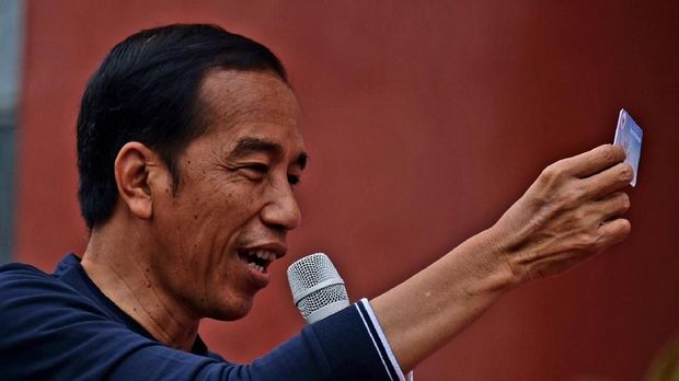Jokowi juga memamerkan 'kartu sakti'.
