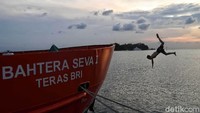 Seorang kru melompat dari kapal.