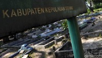 Suasana tempat pemakaman umum (TPU) di kawasan Pulau Karya, Kepulauan Seribu, Selasa (19/2).