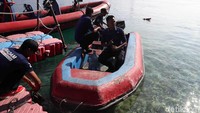 Petugas Damkar tersebut bertugas untuk menjaga keamanan pemukiman di Pulau Seribu.