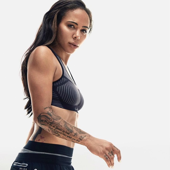 Hal tersebut kemudian ditanggapi oleh pemain bola cantik ini. Sydney Leroux mengaku jika ia tidak bermain untuk pertandingan kompetitif. Ia juga mengikuti saran dokter yang tahu lebih banyak mengenai kesehatannya dan bayinya dari pada orang-orang di internet. Foto: Instagram @sydneyleroux