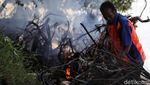 Aksi Petugas Bersihkan Sampah di Pulau Karya