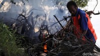 Sampah-sampah tersebut kemudian dibakar.