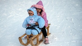 Dua orang anak sedang menikmati kereta luncur di Resor Ski Masikryong, Wonsan, Korea Utara. (Foto: Carl Court/Getty Images)