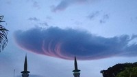 Sejumlah warga yang melihat fenomena itu turut mengabadikan momen langka yang terjadi di gunung itu. Foto : FB ViDiaa Deaa.