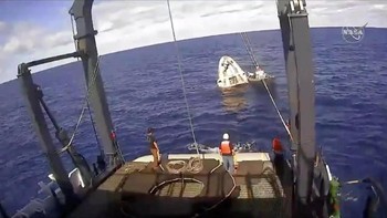 Pada pagi hari sekitar pukul 8.45 waktu Amerika Serikat bagian Timur, Crew Dragon, dibantu dengan empat parasut, berhasil mendarat dengan mulus di Samudera Atlantik dekat Florida, AS. Foto: Reuters