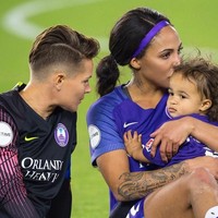 Tak sedikit orang yang kemudian memberikan komentar bernada khawatir bahkan mengritik Sydney Leroux. Beberapa datang dari para pria yang mengungkap jika tindakan peraih emas di Olimpiade 2012 tersebut bisa membahayakan bayi. Bukankah ini kemungkinan berbahaya untuk sejumlah masalah kesehatan? tulis salah satu pengguna Twitter. Foto: Instagram @sydneyleroux