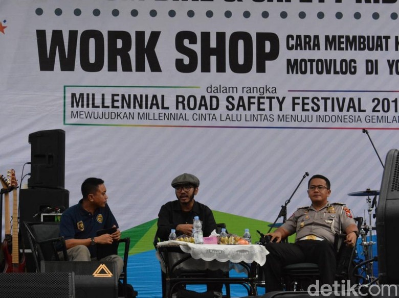 Polisi di Gresik Gandeng Motovlogger Meriahkan MRSF 2019 Polisi di Gresik Gandeng Motovlogger Meriahkan MRSF 2019
