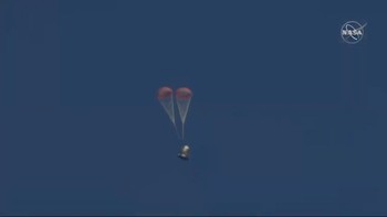 Proses pendaratan dimulai. Dapat dilihat dua parasut pertama milik Crew Dragon mulai dikembangkan. Foto: NASA TV