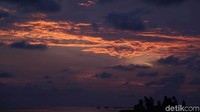Sejumlah pegawai BRI dan awak kru kapal Teras BRI Bahtera Seva 1 bersantai di Pulau Harapan, Kepulauan Seribu, Selasa (19/2).