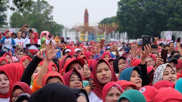  Capres Joko Widodo (Jokowi) melakukan senam pagi bersama pendukungnya di Palembang.