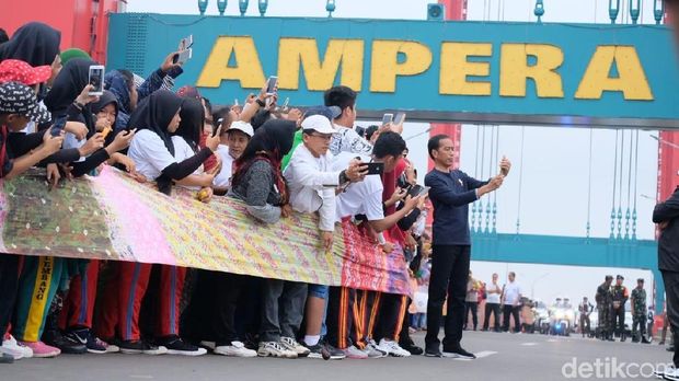 Jokowi Hadiri Pemecahan Rekor Muri Kain Jumputan 1,1 KM di Jembatan Ampera