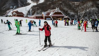 Keramaian pengunjung Resor Ski Masikryong. Terlihat mengasyikkan ya? (Foto: Carl Court/Getty Images)