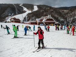 Dari Balik Lensa, Begini Serunya Main Salju di Korea Utara