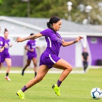 Wanita 28 tahun tersebut memang tengah hamil hampir enam bulan. Sebuah foto pun menampilkan Sydney yang memakai seragam bila berwarna ungu terlihat mengejar bola. Postingan itu pun mendapat berbagai reaksi dari netizen. Foto: Instagram @sydneyleroux