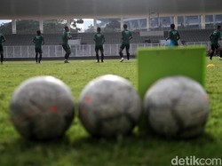 Latihan yang bersifat internal game itu bertujuan melakukan seleksi pemain yang akan masuk dalam tim inti.