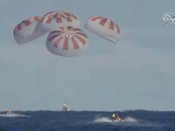 Potret Perjalanan Kapsul Crew Dragon Kembali ke Bumi