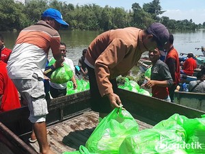 BPBD Bojonegoro Salurkan Bantuan Sembako ke Tiga Desa Terisolir