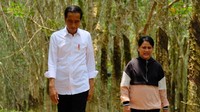 Jokowi bersama Iriana kemudian berjalan menyusuri hutan karet dan berbincang berdua. Keduanya pun kembali berjalan ke tempat semula.Foto: andhika/detikcom