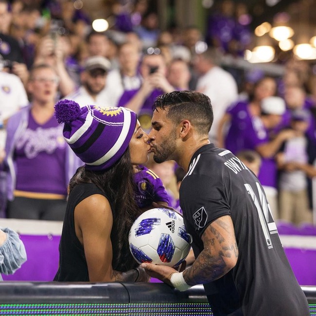 Sydney menikah pemain bola kelahiran Inggris Dom Dwyer di 2015. Kehamilan wanita 29 tahun kali ini pun merupakan yang kedua baginya. Foto: Instagram @sydneyleroux