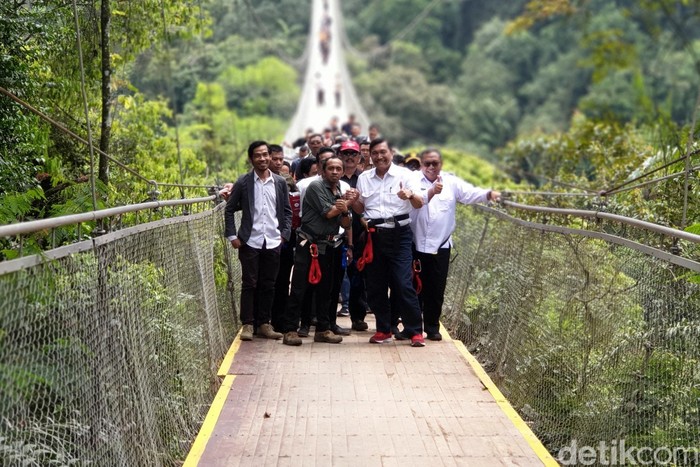 Luhut Resmikan Jembatan Gantung Terpanjang Indonesia Di Sukabumi