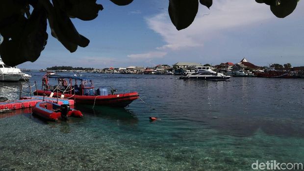 Di Kepulauan Seribu, Jakarta, petugas pemadam kebakaran tidak hanya bertugas memadamkan api saat kebakaran terjadi, mereka juga memiliki tugas lain yang beragam.
