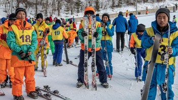 Kalau yang ini para remaja Korea Utara yang baru saja selesai les ski di Resor Ski Masikryong. (Foto: Carl Court/Getty Images)