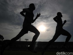 Sejumlah pemain Timnas U-23 melakukan latihan di Stadion Madya, Jakarta, Sabtu (9/3).