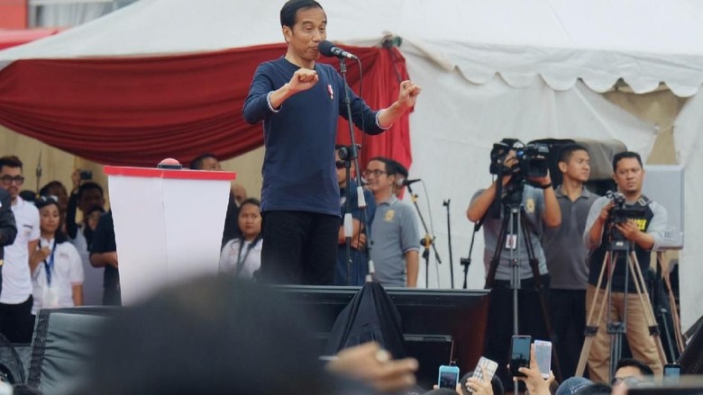 Jokowi ke Milenial: Jangan Main HP Saat Berkendara! Jokowi ke Milenial: Jangan Main HP Saat Berkendara!