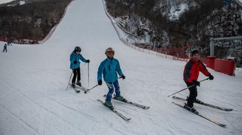 Menikmati salju dengan ber-ski di Resor Ski Masikryong. (Foto: Carl Court/Getty Images)