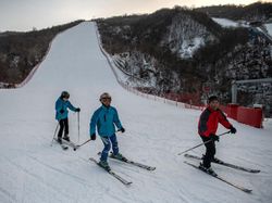 Dari Balik Lensa, Begini Serunya Main Salju di Korea Utara