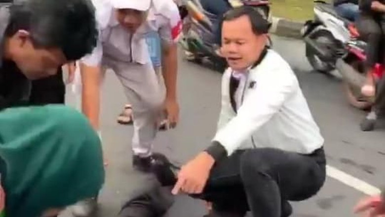 Wali Kota Bogor Bima Arya Beraksi, Tolong Polisi yang Terkapar di Jalan Wali Kota Bogor Bima Arya Beraksi, Tolong Polisi yang Terkapar di Jalan