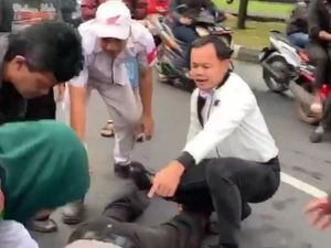 Wali Kota Bogor Bima Arya Beraksi, Tolong Polisi yang Terkapar di Jalan