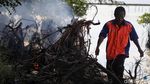 Aksi Petugas Bersihkan Sampah di Pulau Karya