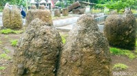 Namun, dari ratusan benda prasejarah peninggalan zaman megalitikum yang ada di Pekauman ini paling dominan adalah batu kenong. Batu berbentuk silindris ini terdapat tonjolan atau kenong di atas dan tengahnya. (Chuk Shatu W/detikcom)
