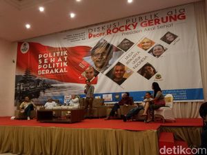 Rocky Gerung Sindir Jokowi Naik KRL: Andai Kecelakaan, Mesti Sewa Ambulans