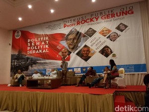Rocky Gerung Sindir Jokowi Naik KRL: Andai Kecelakaan, Mesti Sewa Ambulans